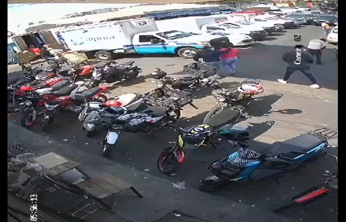 Captan en video a los asesinos de dos mujeres en el mercado Adolfo López Mateos de Cuernavaca