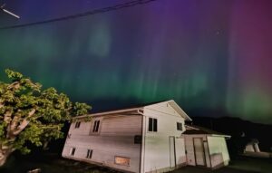 Auroras boreales cubren de colores el cielo en todo el mundo