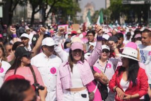 Ale Rojo de la Vega, participa en la marcha de la Marea Rosa en el Zócalo capitalino