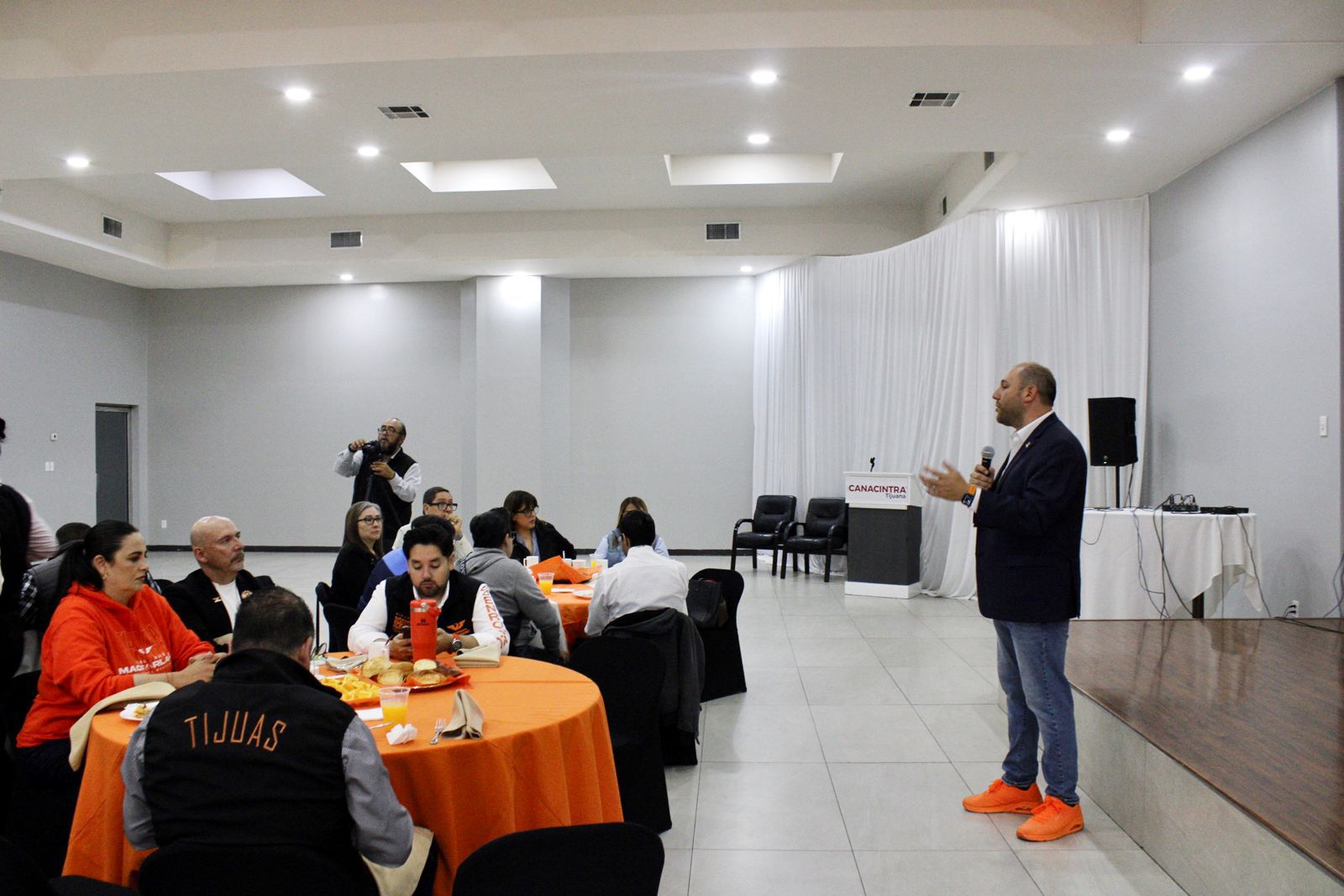 Miguel Mora y Héctor Riveros escuchan y se comprometen a apoyar el trabajo de organizaciones de la sociedad civil