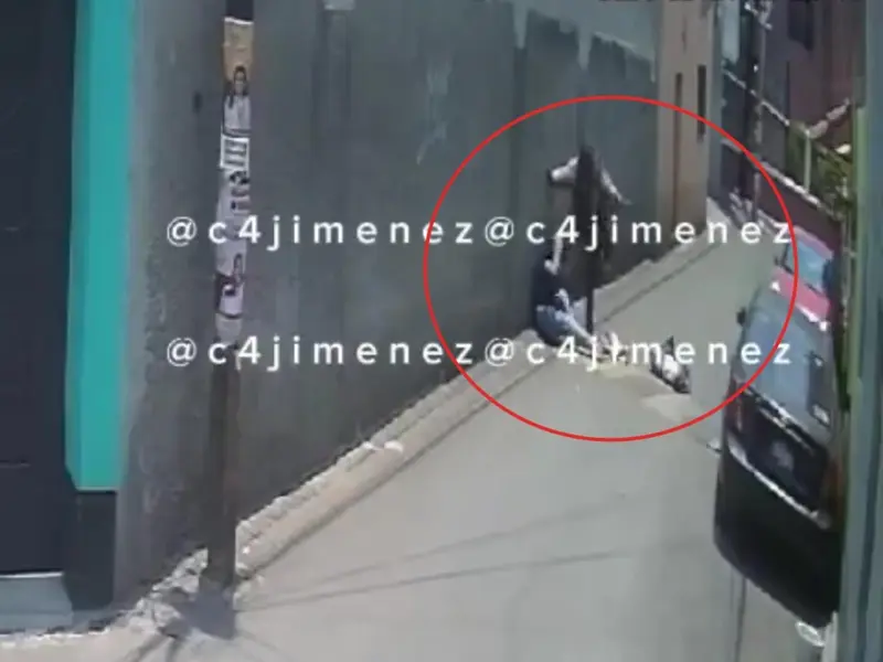 Mujer indigente golpea a señora que caminaba por la calle