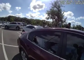 Policía rescata a bebé atrapado en auto