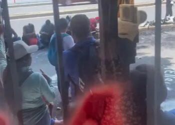 Docentes de la CNTE bloquean las oficinas de Morena en la CDMX