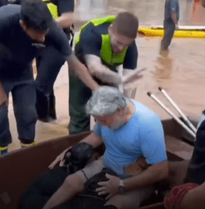 Hombre salva a sus perritos de inundaciones en Brasil