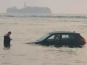 Camioneta aparece abandonada en el mar de Veracruz