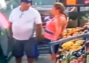 Graban a pareja robando cartera en una frutería de Torreón