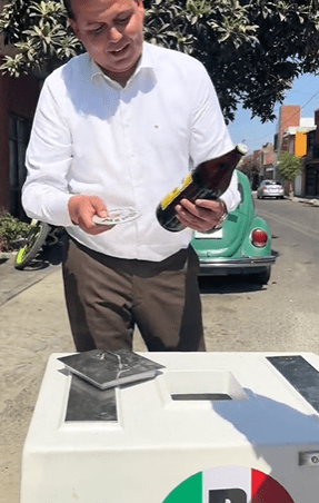 Candidato del PRI, hace campaña regalando cervezas