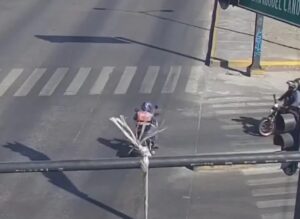 Choque asombroso entre motociclistas en Puebla; calle vacía