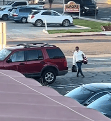 Mujer se “congela” en estacionamiento