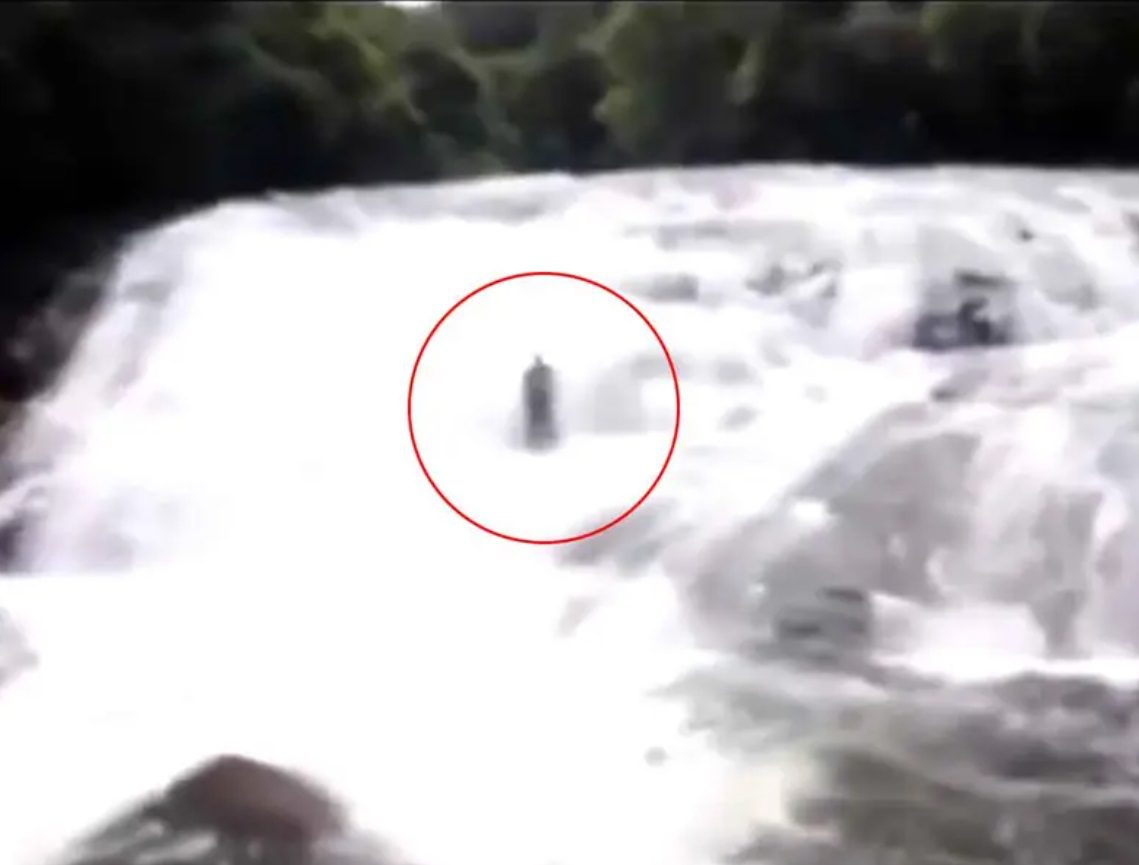 Avistan inquietante criatura saliendo de una cascada en Brasil