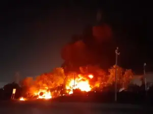 Incendio en corralón consume 40 vehículos en NL