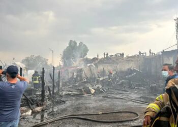 Se incendia un terreno con camiones de basura en Naucalpan