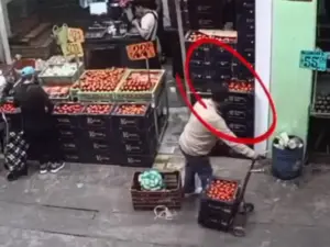 Captan en vídeo a hombre robando una caja de jitomates de la Central de Abastos