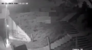 Mujer se avienta de escaleras para evitar ser raptada