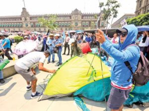 CNTE rechaza aumento y va a paro indefinido; marchan por el Día del Maestro