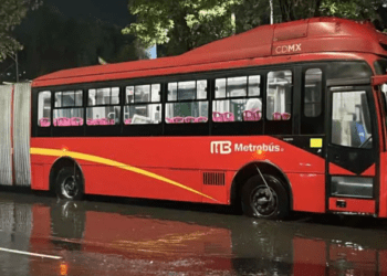 Metrobús se descompone en encharcamiento