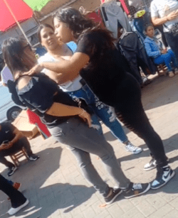 Mujeres protagonizan pelea por celos