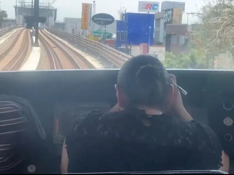 Graban a conductora del Metro CDMX maquillándose mientras maneja