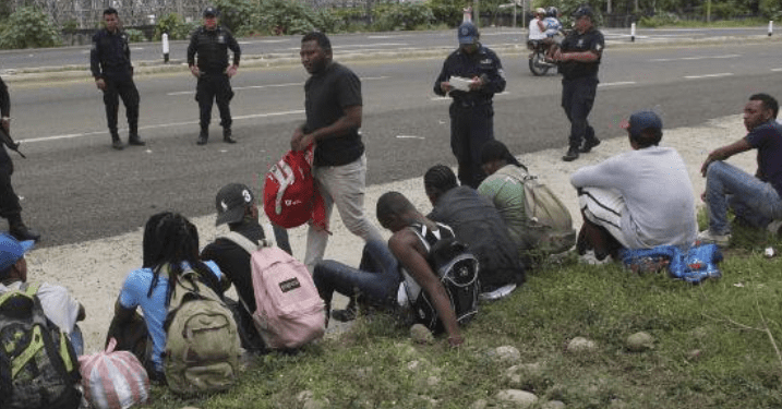 Vecinos de Iztapalapa son amenazados por migrantes