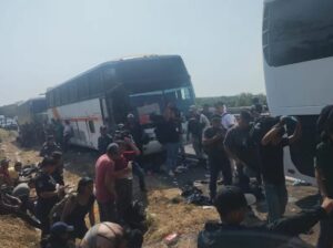 Más de 400 migrantes fueron dejados a su suerte en una autopista de Veracruz