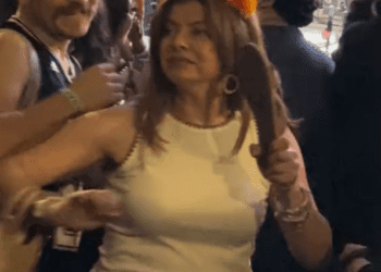 Vídeo: Mujer se protege a chanclazos de los empujones en un concierto de rock