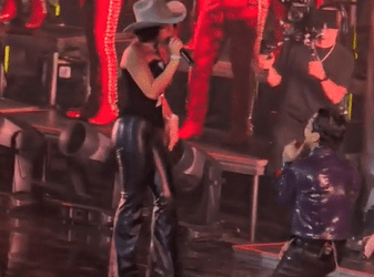 Christian Nodal se arrodilla ante Ángela Aguilar