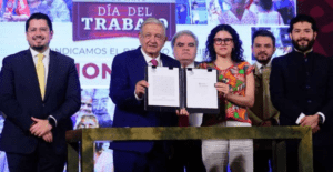 AMLO firma decreto que crea Fondo de Pensiones