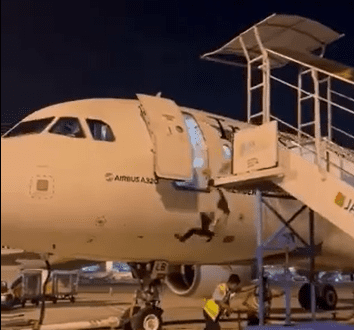 Trabajador de aerolínea cae a pista porque le quitaron escalera de mano