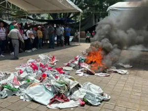 Maestros queman propaganda política en Oaxaca