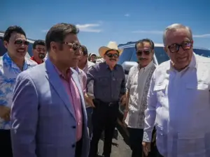 Gobernador de Sinaloa visita nueva carretera con Los Tigres del Norte