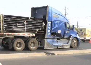 Trailero muere prensado por su propia carga