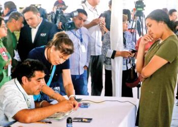 Los primeros votantes desafían la apatía