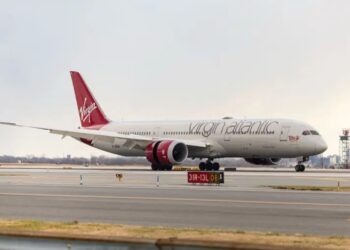 Un hombre fue detenido en un vuelo por correr desnudo y agredir a una azafata