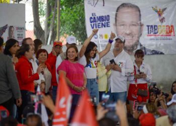 Xóchitl Gálvez visita Tepito; la reciben al grito de ‘¡presidenta, presidenta…!’