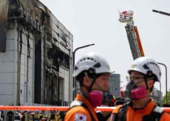 Incendio en fábrica de baterías en Corea del Sur causa 23 fallecidos