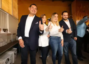 Alejandro Armenta ejerce su voto en Puebla