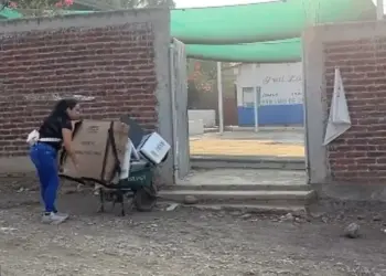 Con carretilla, funcionaria de casilla logra transportar material electoral