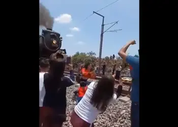 Por una selfie, mujer muere cerca de las vías de locomotora Emprees 2816