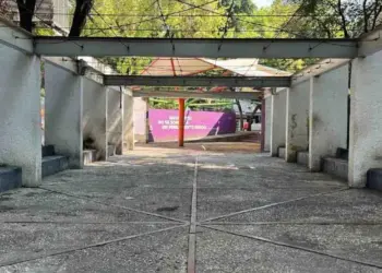 Retiran inmigrantes de la plaza Giordano Bruno