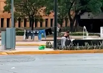 Lavandería al aire libre: Mujer sorprende al lavar ropa en fuente pública en León