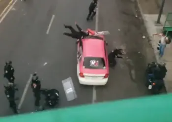 Taxista arrolla a policías de la CDMX que se encontraban en manifestación