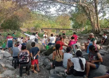 Niños realizan ritual para atraer la lluvia en Hidalgo