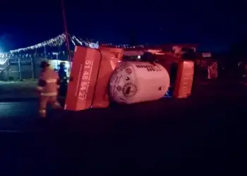 Pipa con 5 mil Litros de Gas LP se voltea en la México-Pachuca