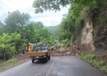 Derrumbe en Tlanchinol bloquea ruta principal en Hidalgo