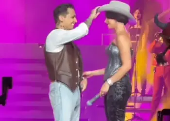 Christian Nodal y Ángela Aguilar muestran su amor con fotografía
