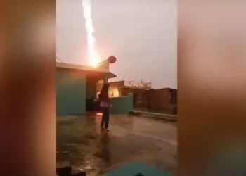 Impresionante: Niña en la India casi es impactada por rayo