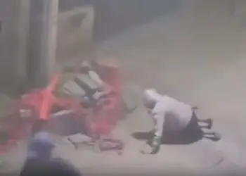 Asaltan a abuelita y la dejan tirada sin su bastón