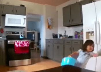 Amigo imaginario de niña, se manifiesta agresivamente