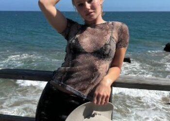 Nodal coquetea con modelo, Ángela lo descubre