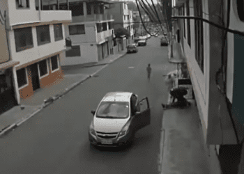 Atropella a viejito y arrastra el cuerpo para huir